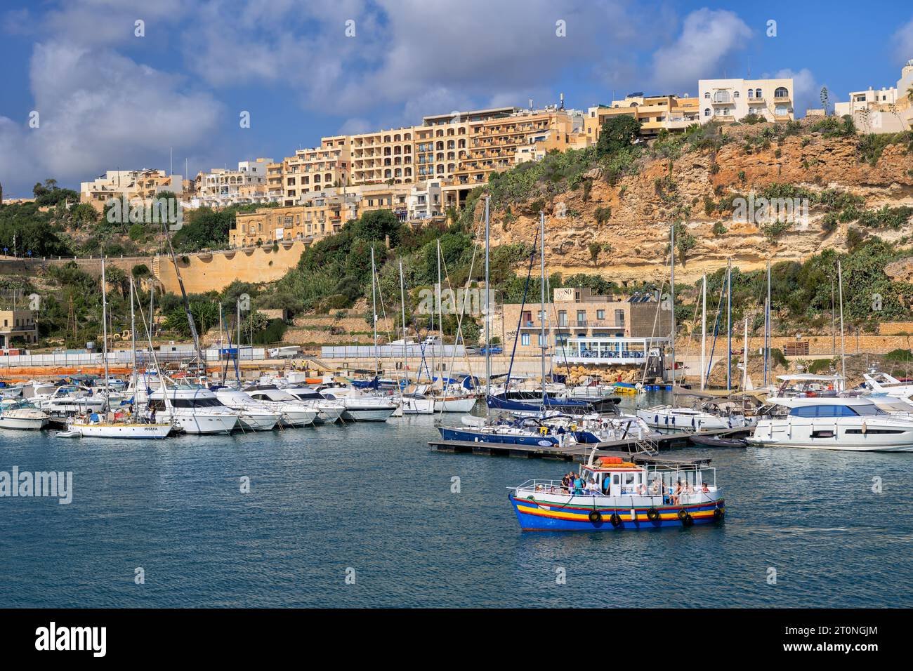 Mgarr, Gozo, Malte - 15 octobre 2019 : ville et port de Mgarr sur l'île de Gozo, yachts et voiliers dans la marina et immeubles d'appartements sur une falaise. Banque D'Images