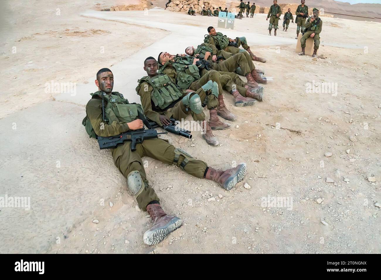 Masada, Israël. 23 octobre 2018 : soldats israéliens reposant sur le sol après des exercices militaires sur le territoire de la forteresse de Masada Banque D'Images