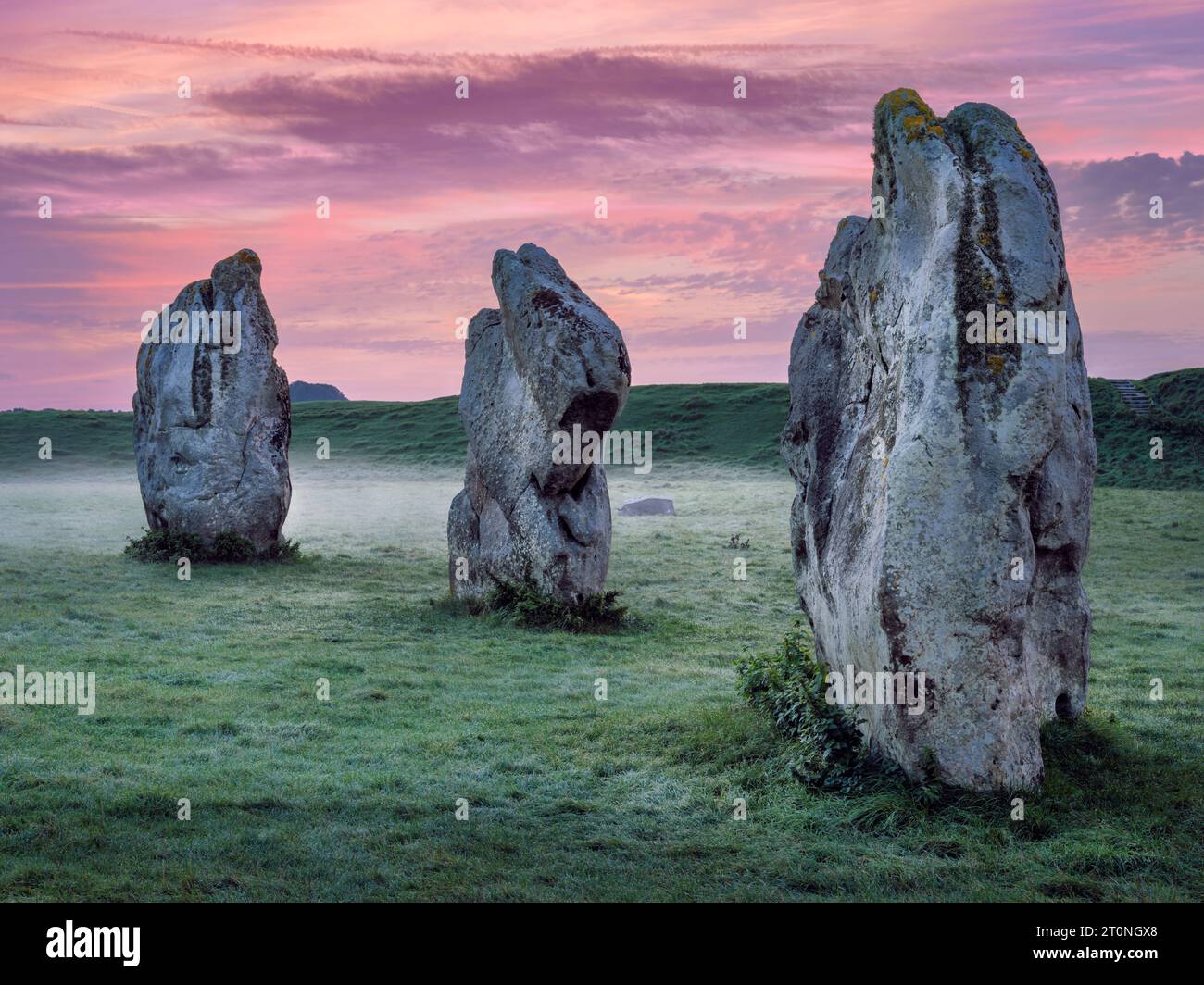 Dimanche 8 octobre 2023 - Un ciel coloré et des taches de brume dérivante au lever du soleil, parmi l'ancien cercle de pierre mégalithique à Avebury, Wiltshire. Crédit : Terry Mathews/Alamy Live News Banque D'Images