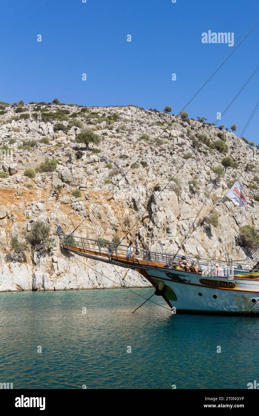 Bateau dans le port de Vathi sur l'île de Kalymnos Banque D'Images