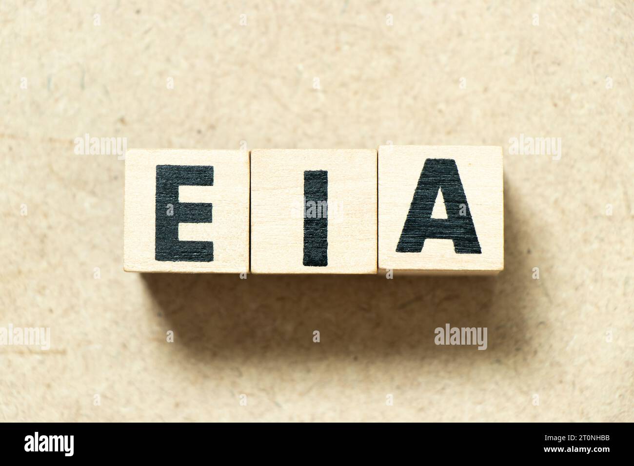 Bloc de lettres de l'alphabet dans le mot EIA (abréviation de Environmental impact Assessment) sur fond de bois Banque D'Images