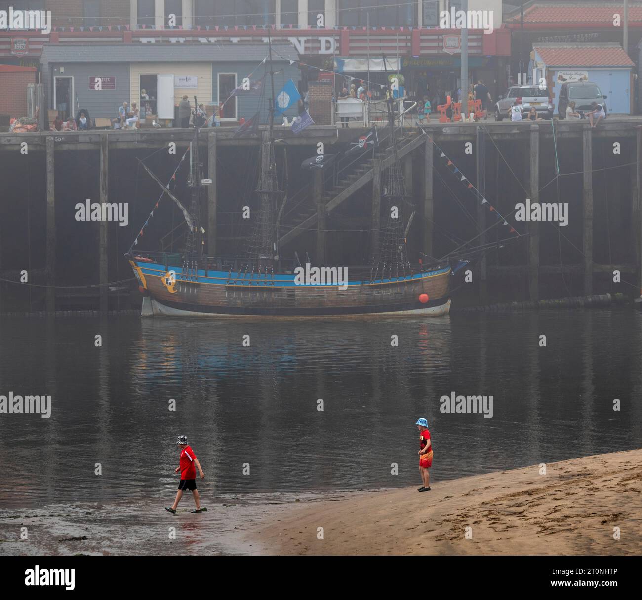 Whitby est une ville balnéaire du Yorkshire, dans le nord de l'Angleterre, divisée par la rivière Esk. Banque D'Images