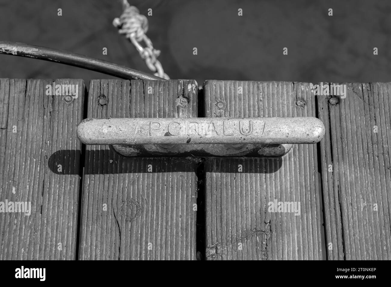 Marine Mooring Bollard par la marque Poralu Marine utilisé pour ancrer un voilier en utilisant une corde de polyester torsadée en noir et blanc Banque D'Images