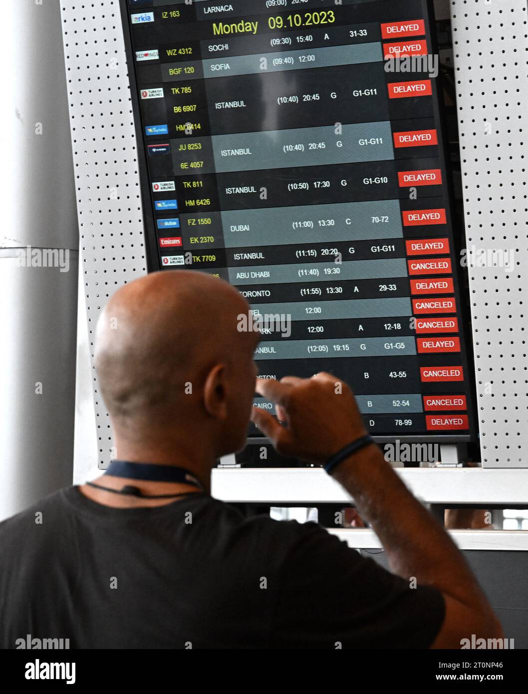 Aéroport Ben Gourion, Israël. 08 octobre 2023. Les gens regardent un tableau de départ pour les vols annulés à l'aéroport Ben Gourion près de tel Aviv, le dimanche 8 octobre 2023. L’aéroport Ben Gourion souffre de perturbations majeures des vols annulés et retardés après une incursion surprise de militants palestiniens du Hamas depuis Gaza en Israël. Les autorités israéliennes affirment que plus de 600 personnes ont été tuées, au moins 100 capturées et plus de 700 personnes disparues. Photo de Debbie Hill/ crédit : UPI/Alamy Live News Banque D'Images