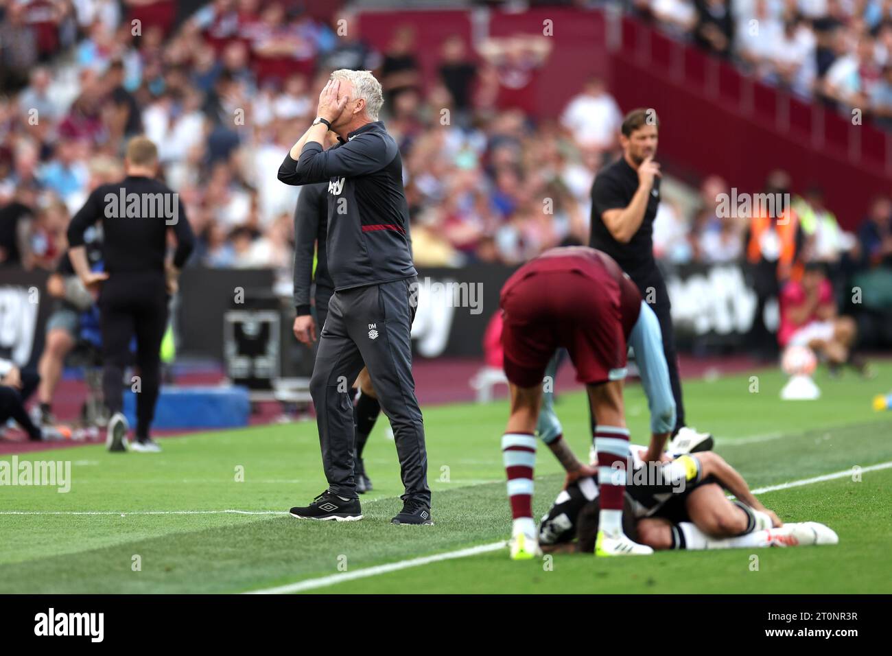 David Moyes, entraîneur de West Ham United, réagit après que Sandro Tonali (à droite) de Newcastle United ait été fauché par Edson Alvarez de West Ham United lors du match de Premier League au London Stadium. Date de la photo : dimanche 8 octobre 2023. Banque D'Images