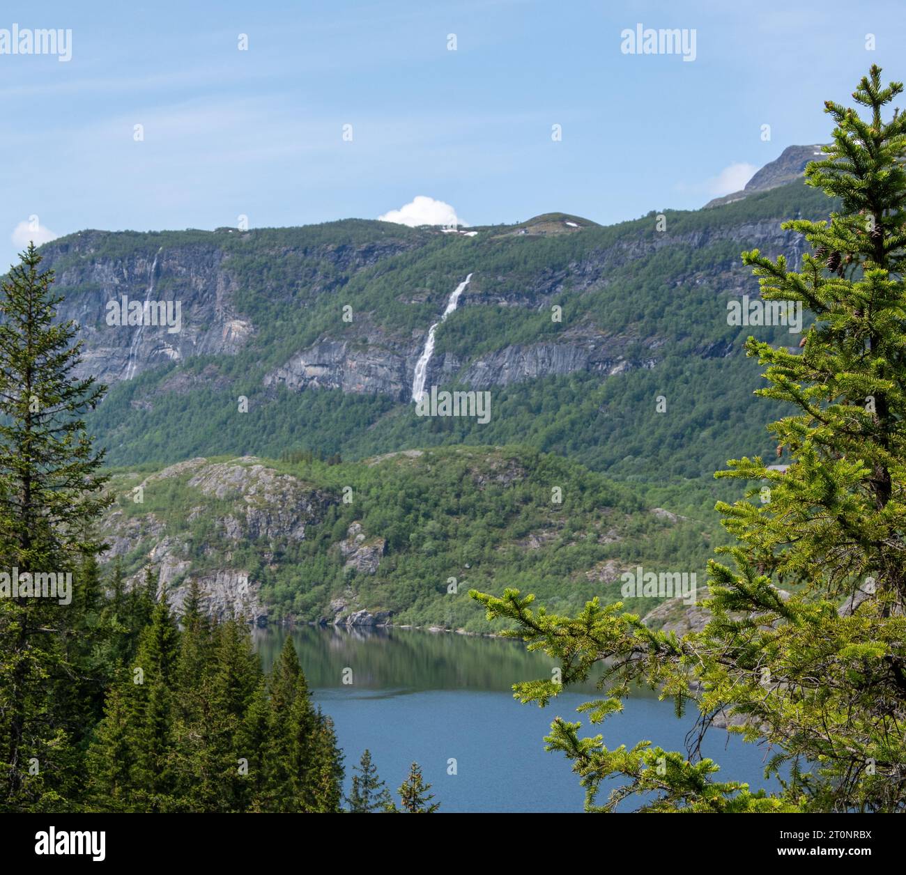 Photo de paysage de fjord ou lac et montagnes dans la nature en Norvège Banque D'Images