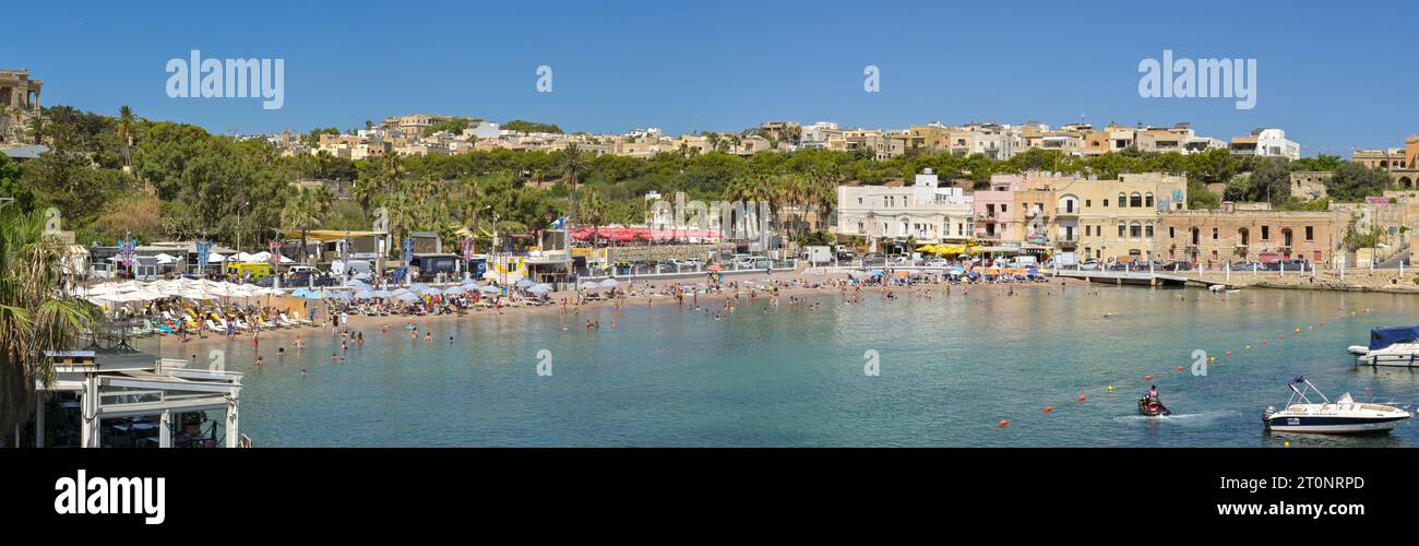 St Julians, Malte - 3 août 2023 : vue panoramique sur le front de mer et la plage de St George's Bay dans la ville de St Julians Banque D'Images