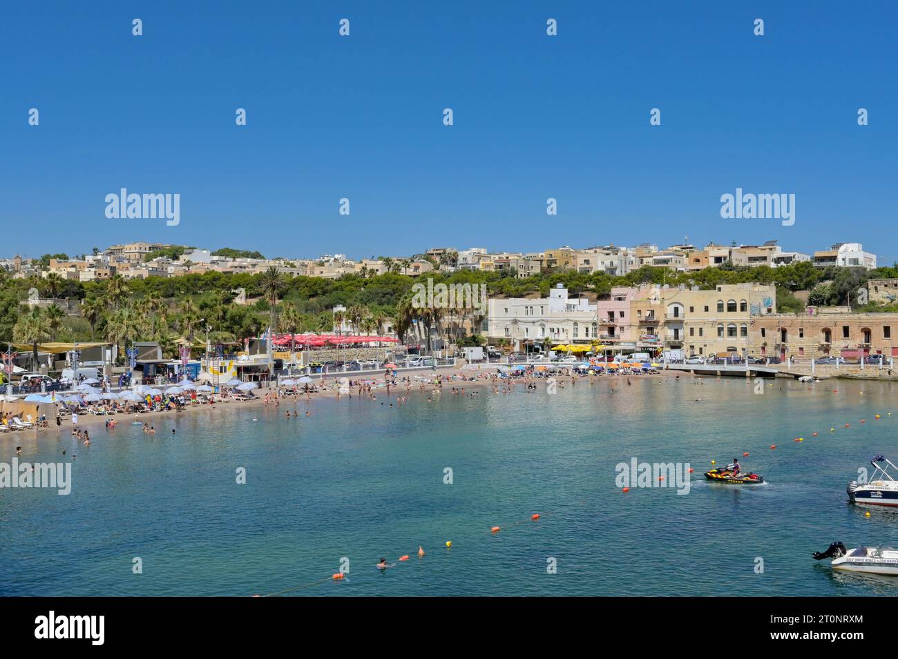 St Julians, Malte - 3 août 2023 : vue panoramique sur le front de mer et la plage de St George's Bay dans la ville de St Julians Banque D'Images