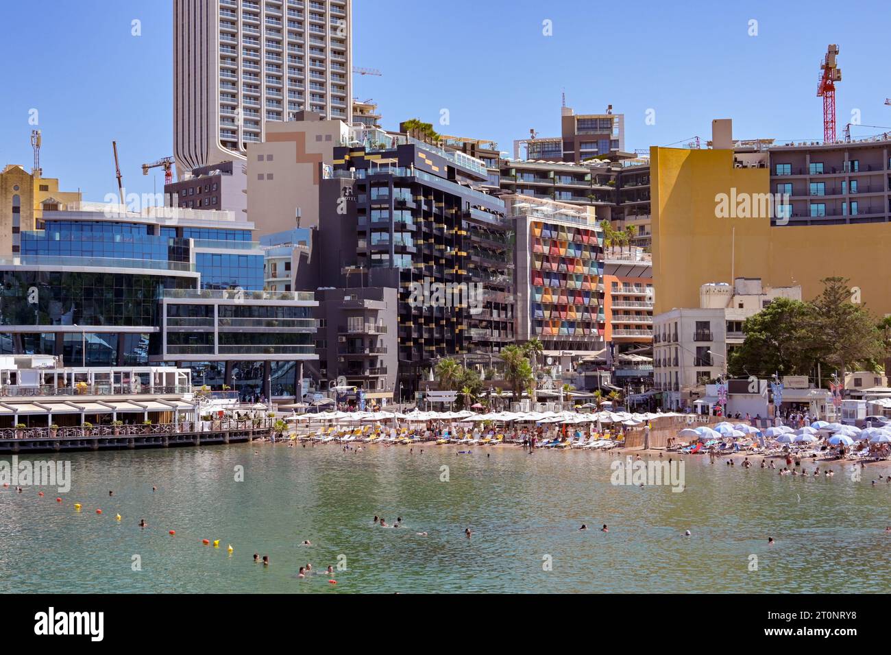 St Julians, Malte - 3 août 2023 : vue panoramique sur le front de mer et la plage de St George's Bay dans la ville de St Julians Banque D'Images