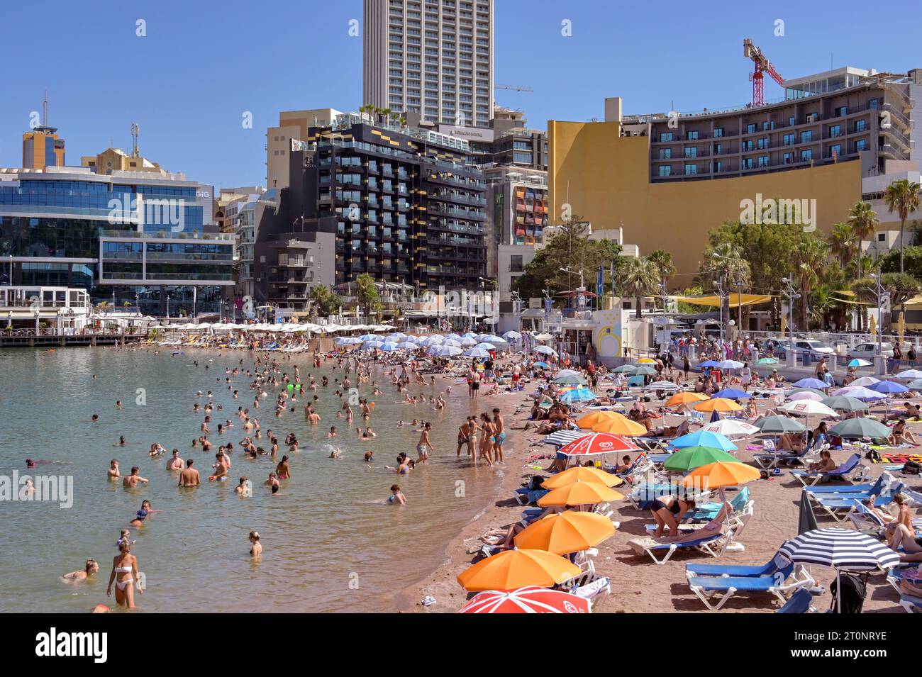 St Julians, Malte - 3 août 2023 : vue panoramique sur le front de mer et la plage de St George's Bay dans la ville de St Julians Banque D'Images