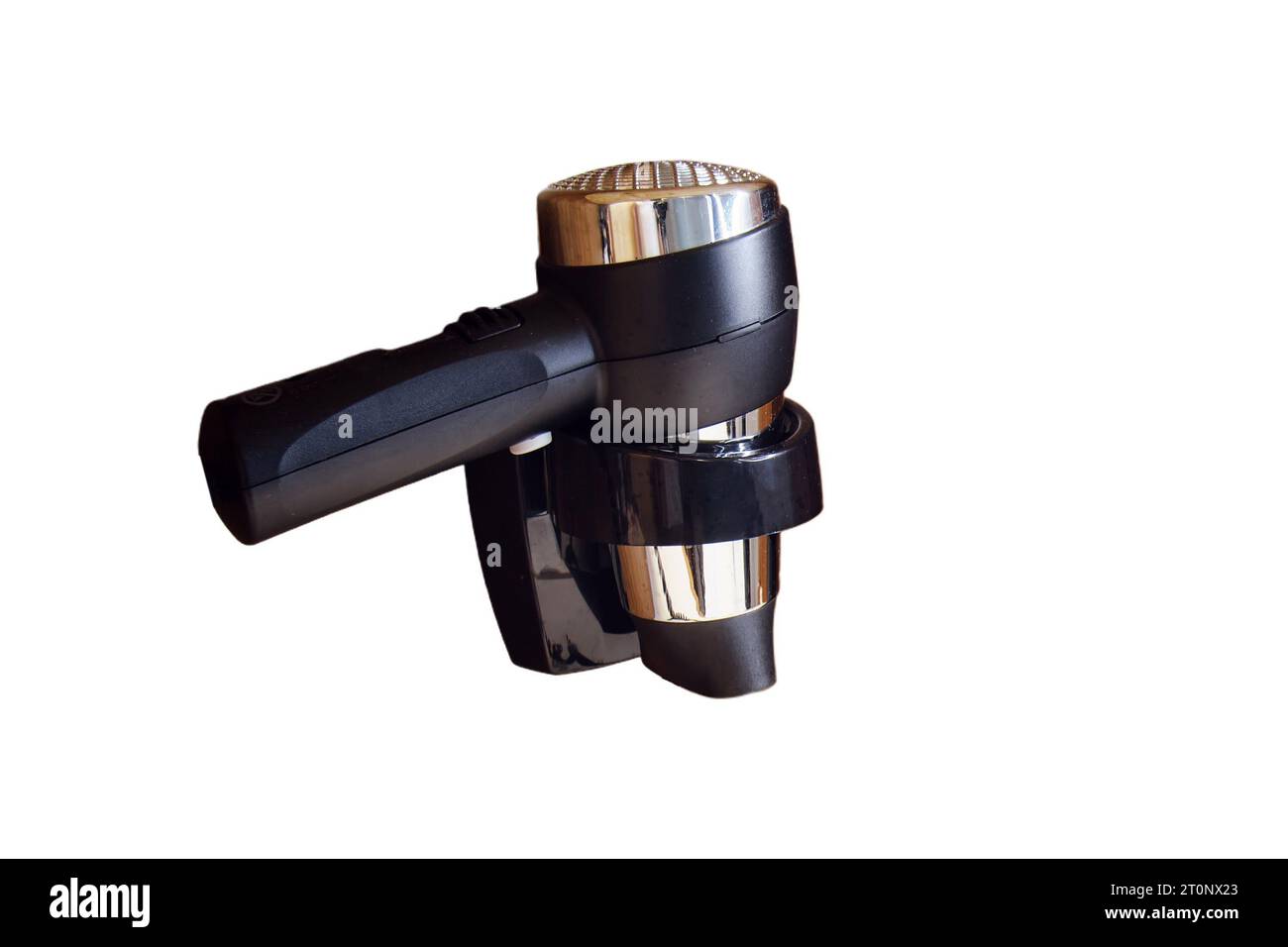 Accessoires pour prendre un bain et laver sont sur le lavabo blanc dans la salle de bain, isolé sur fond blanc. Banque D'Images