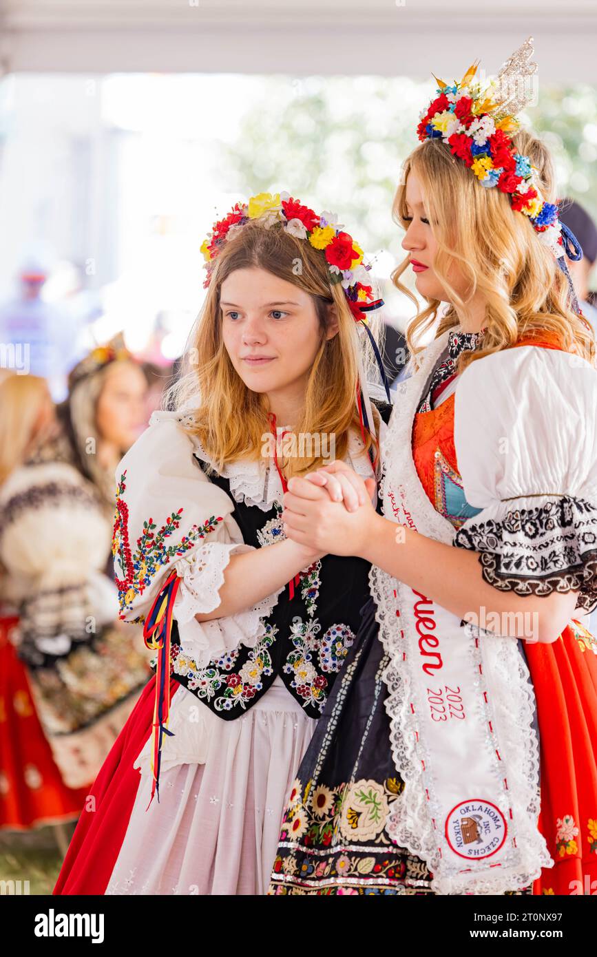 Oklahoma, octobre 7 2023 - les gens s'habillent et dansent dans des vêtements traditionnels au Festival tchèque du Yukon Banque D'Images