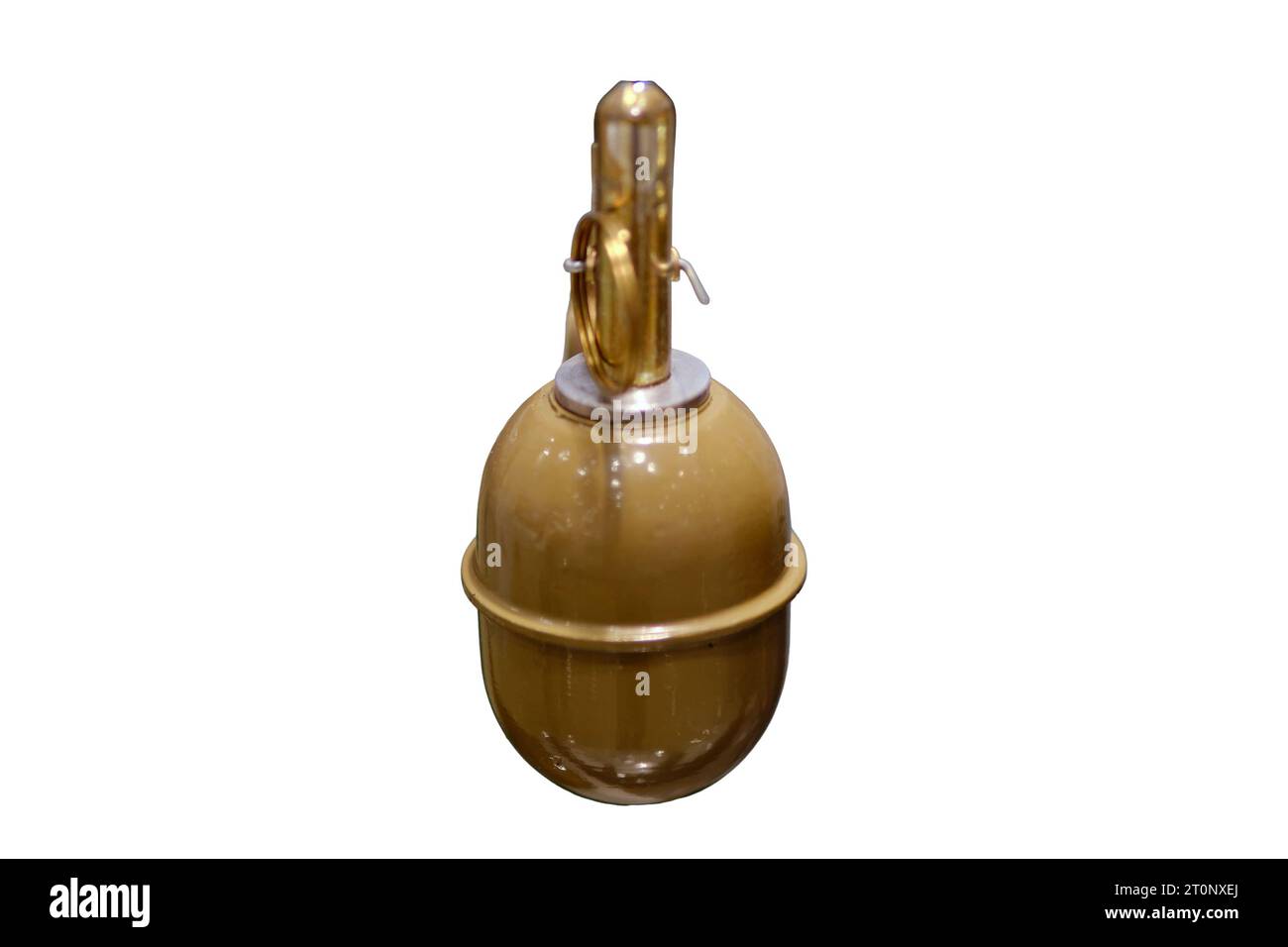 Une grenade à main de l'armée utilisée pour imiter les effets explosifs dans les jeux de guerre de maquette, isolée sur fond blanc. Banque D'Images