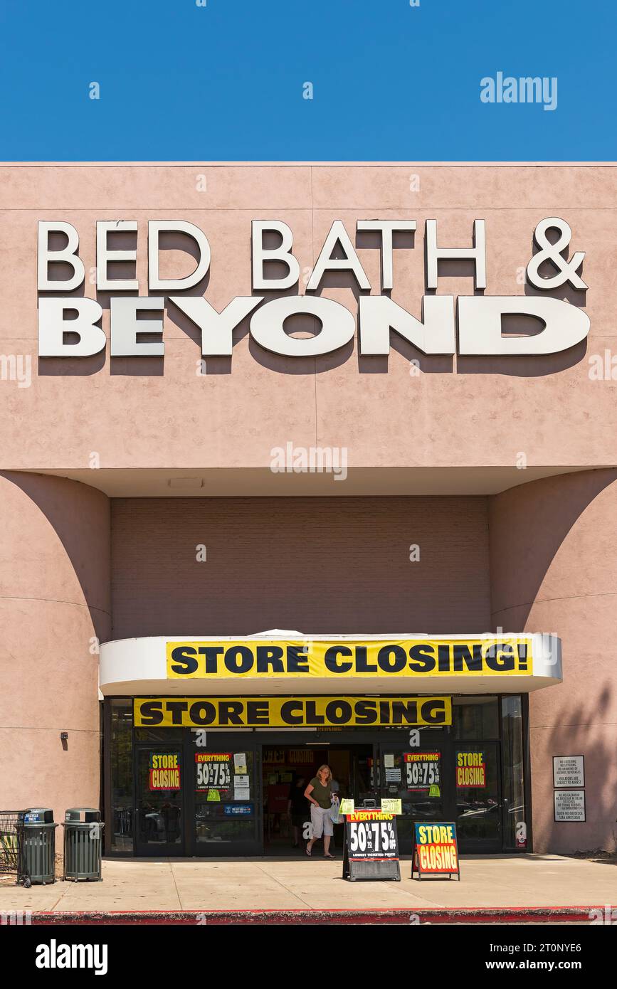 Entrée du magasin Bed Bath & Beyond avec banderoles de fermeture du magasin et affiches annonçant les remises des derniers jours lorsqu'un client quitte le magasin. Banque D'Images