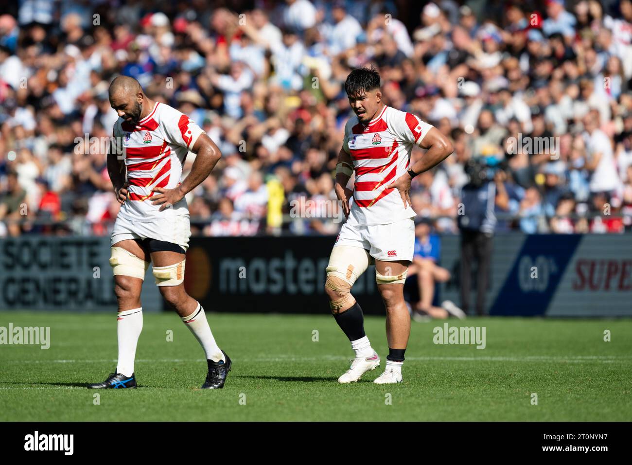 , France le 8 octobre 2023. Les Japonais Michael Leitch (G) et Kazuki Himeno semblent abattus après le match de la coupe du monde de rugby 2023 dans la poule D entre le Japon et l'Argentine au Stade de la Beaujoire à Nantes, France, le 8 octobre 2023. Crédit : Yuka Shiga/AFLO/Alamy Live News Banque D'Images