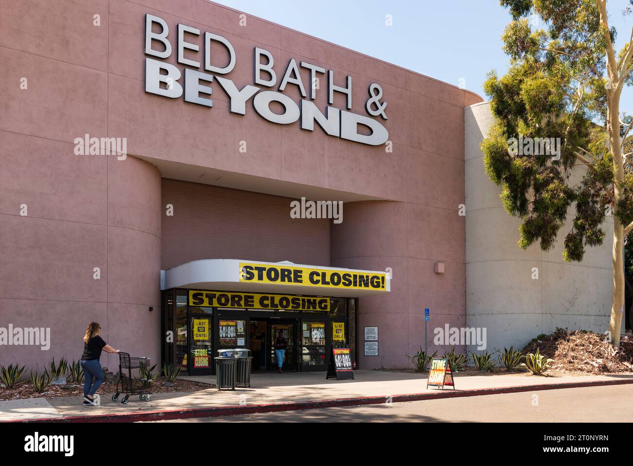 Entrée du magasin Bed Bath & Beyond avec bannières de fermeture du magasin et affiches annonçant les remises des derniers jours avec les acheteurs entrant et sortant du magasin. Banque D'Images