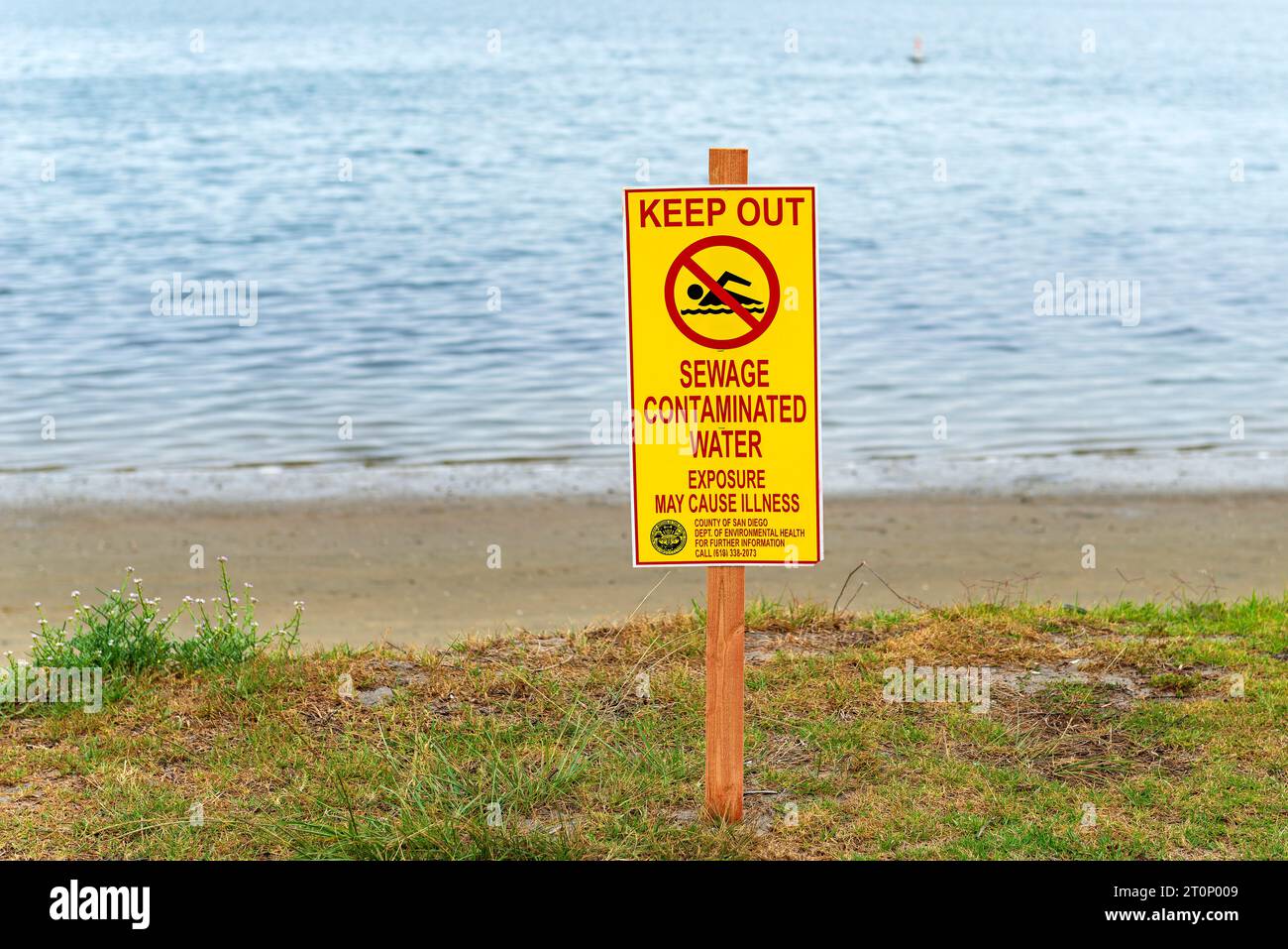 Mission Bay, San Diego, Californie, États-Unis (USA) - ne pas laisser entrer, ne pas nager, eaux usées contaminées, exposition peut causer une maladie panneau d'avertissement Banque D'Images