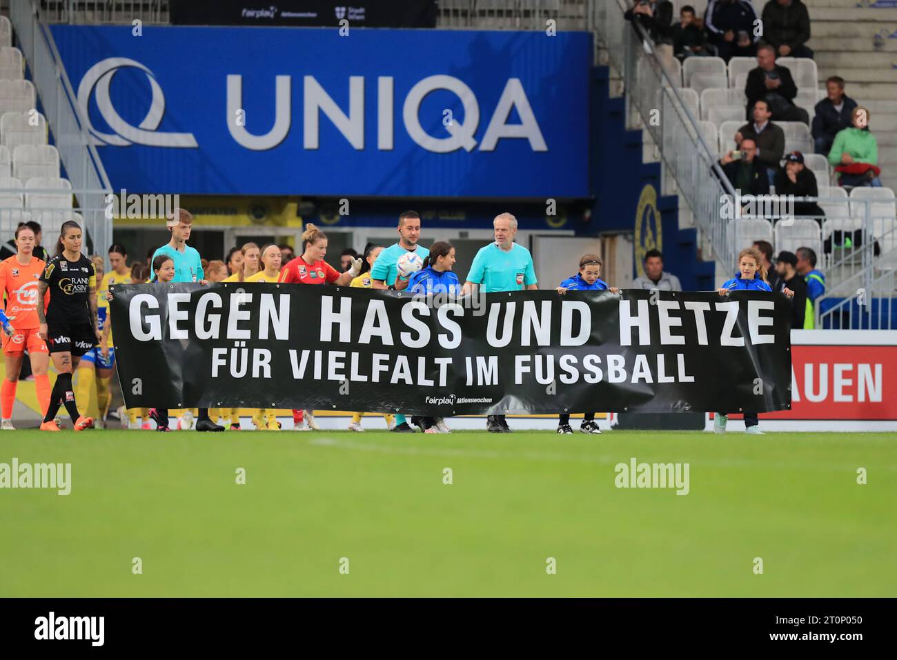 Les équipes entrent sur le terrain avec une bannière anti-dicrimnation pour le match Admiral Frauen Bundesliga First Vienna FC vs SCR Altach à Hohe Warte (Tom Seiss/ SPP) Banque D'Images