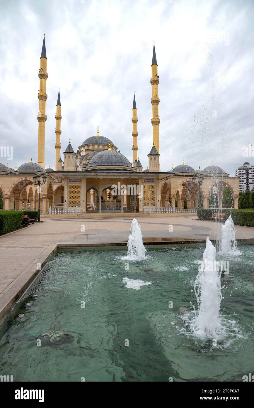 GROZNY, RUSSIE - 30 SEPTEMBRE 2021 : Fontaine devant la mosquée centrale 'cœur de Tchétchénie'. République tchétchène. Grozny Banque D'Images