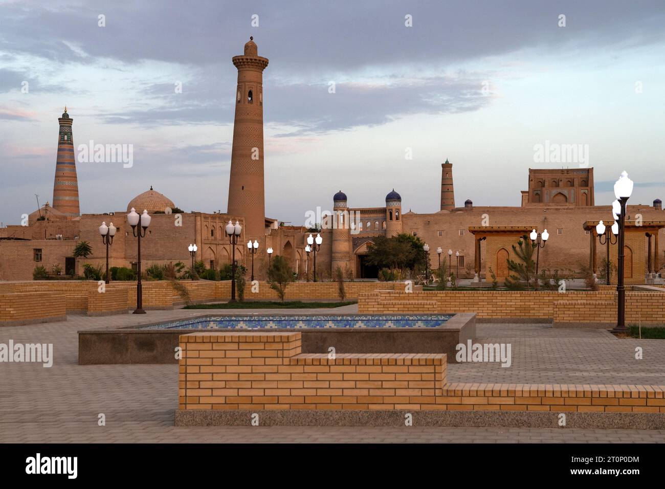 La place en face de la vieille ville d'Itchan-Kala au petit matin. Khiva. Ouzbékistan Banque D'Images