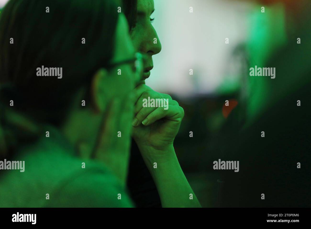 München, Bayern, Deutschland, 08.10.2023 : Landtagswahl in Bayern : grünen-Wahlparty : Besucher wenige Minuten vor Bekanntgabe der 18-Uhr-Prognose *** Munich, Bavière, Allemagne, élections de 08 10 2023 en Bavière Parti Vert visiteurs du parti électoral quelques minutes avant l'annonce des prévisions de 6 heures Copyright : xdtsxNachrichtenagenturx dts 23570 Banque D'Images