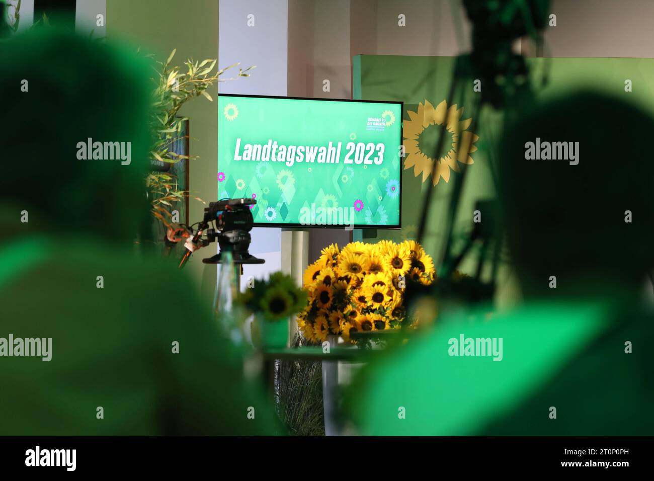 München, Bayern, Deutschland, 08.10.2023 : Landtagswahl in Bayern : grünen-Wahlparty : Besucher wenige Minuten vor Bekanntgabe der 18-Uhr-Prognose *** Munich, Bavière, Allemagne, élections de 08 10 2023 en Bavière Parti Vert visiteurs du parti électoral quelques minutes avant l'annonce des prévisions de 6 heures Copyright : xdtsxNachrichtenagenturx dts 23571 Banque D'Images