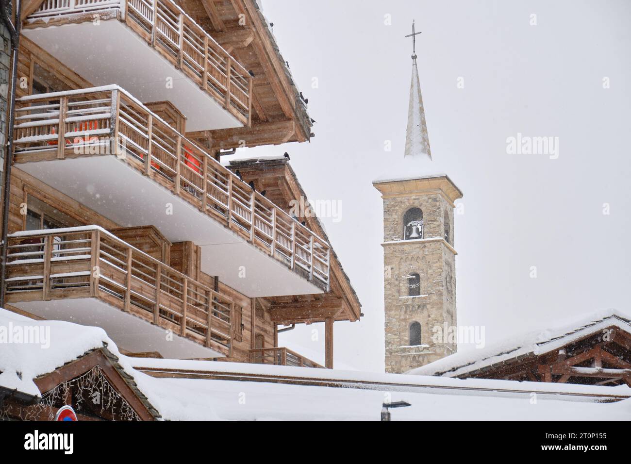 Bâtiments avec balcons dans la station de ski française pendant la neige tombant en hiver. Hébergement, hôtels, France, Europe. Banque D'Images