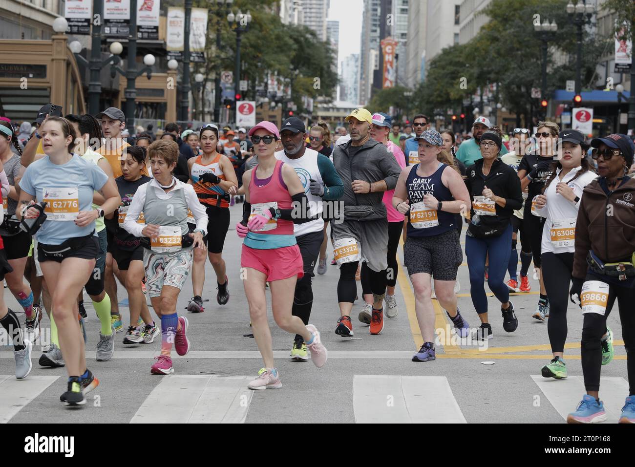 Chicago, Illinois, États-Unis. 8 octobre 2023. Les coureurs se dirigent vers le sud sur State Street après que les coureurs Elite mènent la course alors que des milliers de marathoniens quittent la ligne de départ alors qu'ils courent vers le nord sur Columbus Drive pendant la 45e année de la course Bank of America Chicago Marathon 26,2 miles. (Image de crédit : © Pat A. Robinson/ZUMA Press Wire) USAGE ÉDITORIAL SEULEMENT! Non destiné à UN USAGE commercial ! Crédit : ZUMA Press, Inc./Alamy Live News Banque D'Images