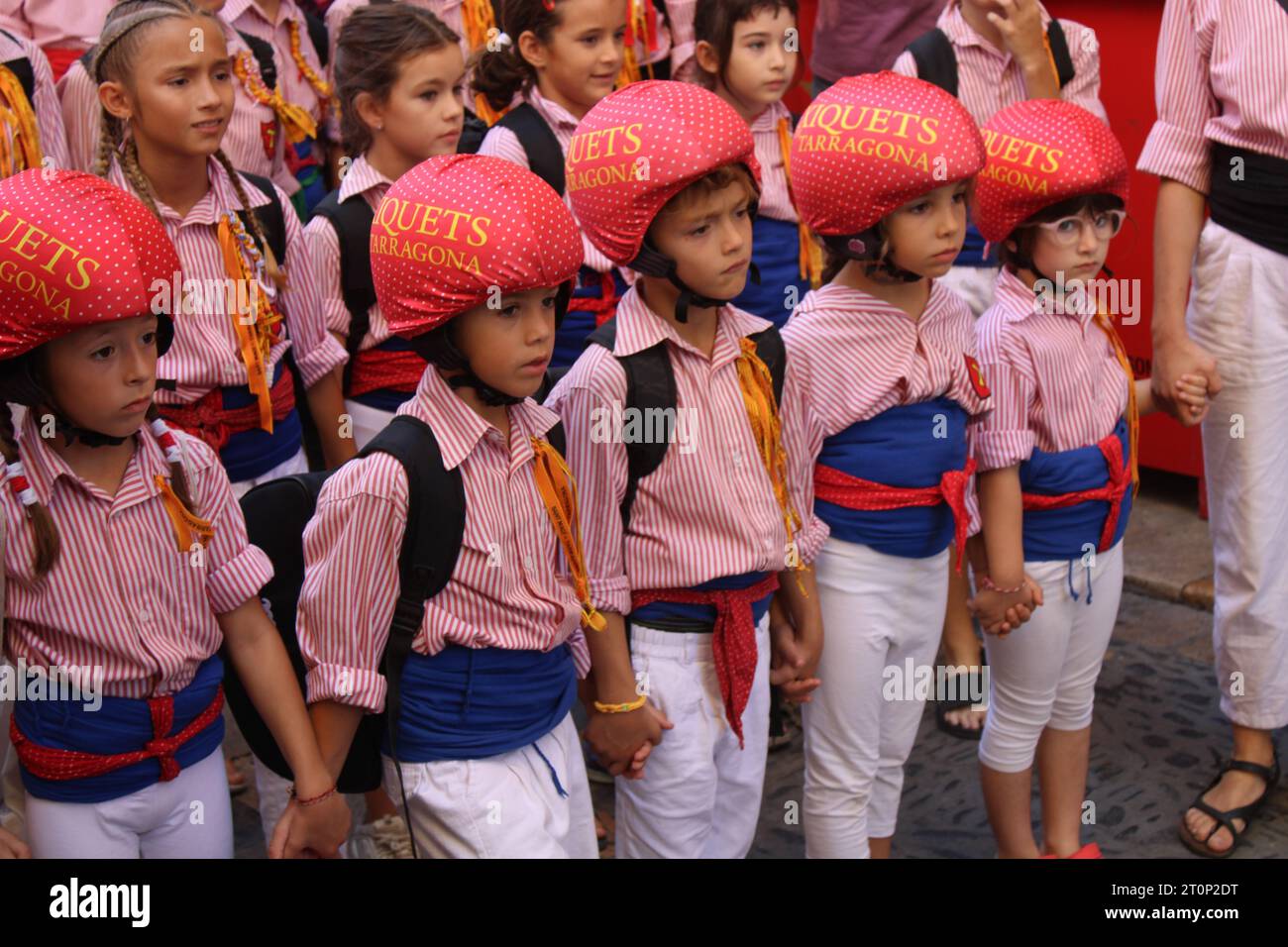 Cinq enfants portant des casques de protection alors qu’ils s’apprêtent à participer à l’escalade des tours humaines lors du festival annuel Santa Tecla à Tarragone Banque D'Images