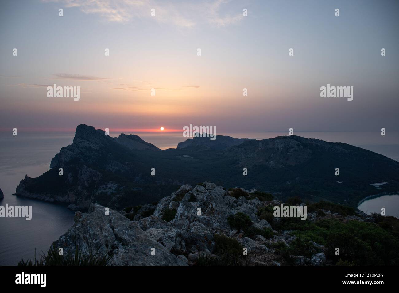 Vue du lever du soleil depuis un sommet de montagne à Majorque, en Espagne Banque D'Images