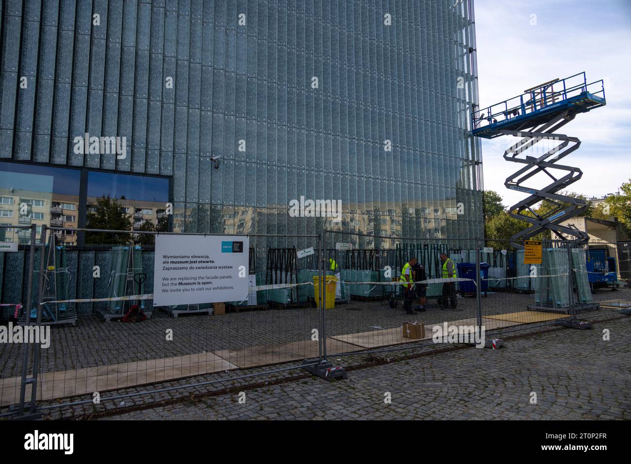 Remplacement des panneaux de verre sur la façade, Musée POLIN de l'histoire des Juifs polonais Banque D'Images