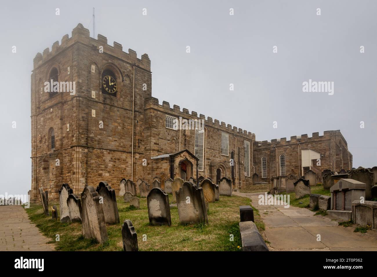 Cimetière de l'église Sainte-Marie. Church of Saint Mary est une église paroissiale anglicane desservant la ville de Whitby dans le North Yorkshire, en Angleterre. Banque D'Images