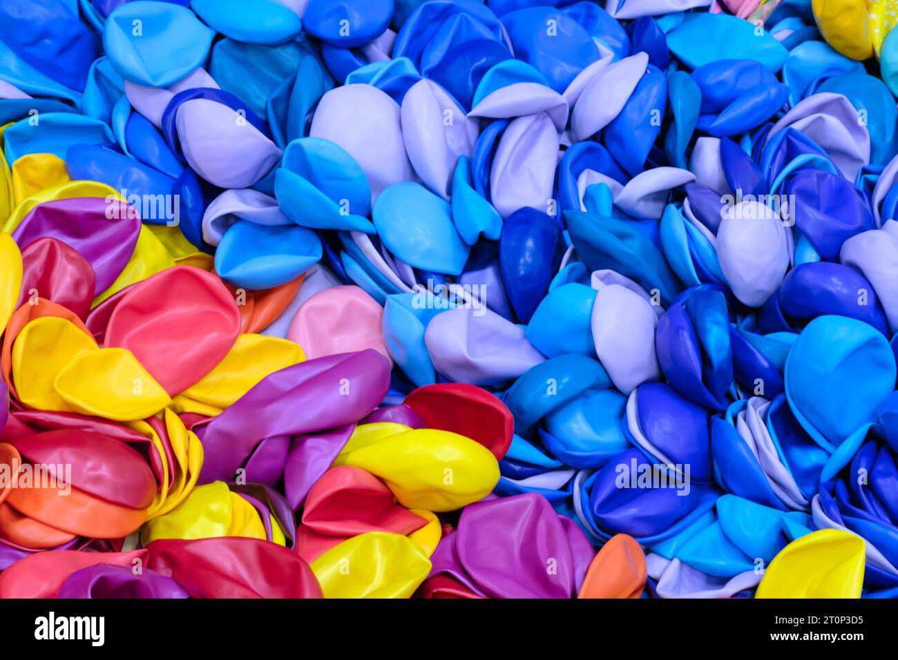 Pile de ballons de couleur pastel dégonflés. Nettoyez le modèle de baloon pur. Banque D'Images
