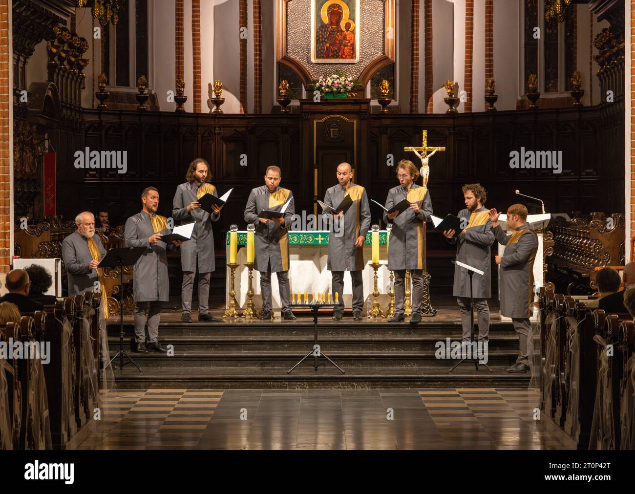 Concert de musique chorale dans la basilique de l'archicathédrale de St. Jean le Baptiste , vieille ville, Varsovie, Pologne Banque D'Images