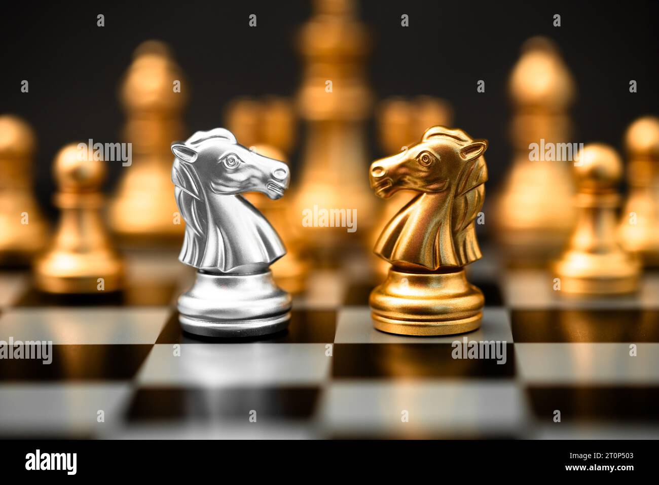 La pièce d'échecs de jeu de cheval chevalier plaçant face à face représente l'adversaire d'affaires rejoindre la réunion parlante négocier ensemble. Banque D'Images