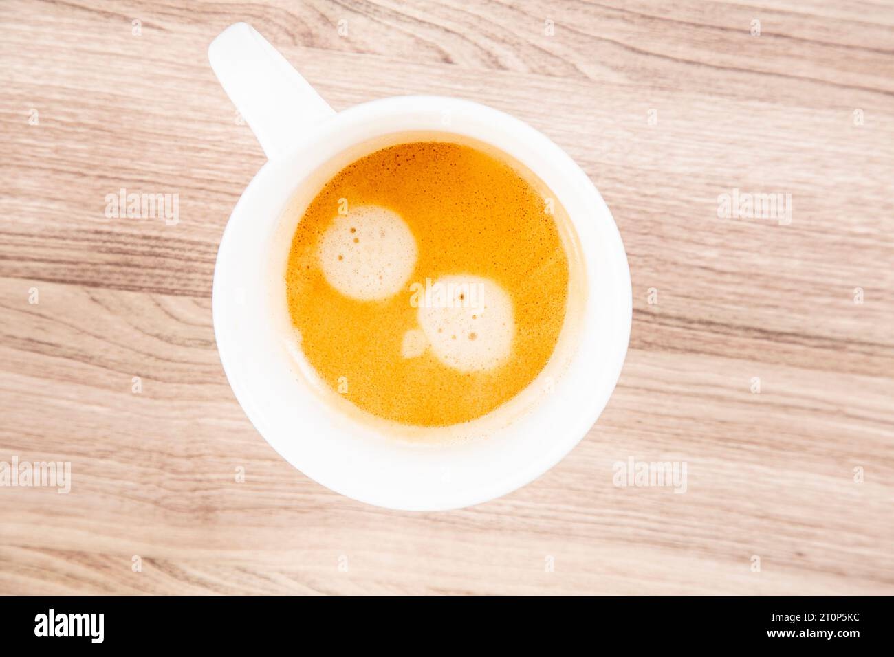Espresso avec un haut de crème dans une tasse blanche vue de dessus vers le bas Banque D'Images