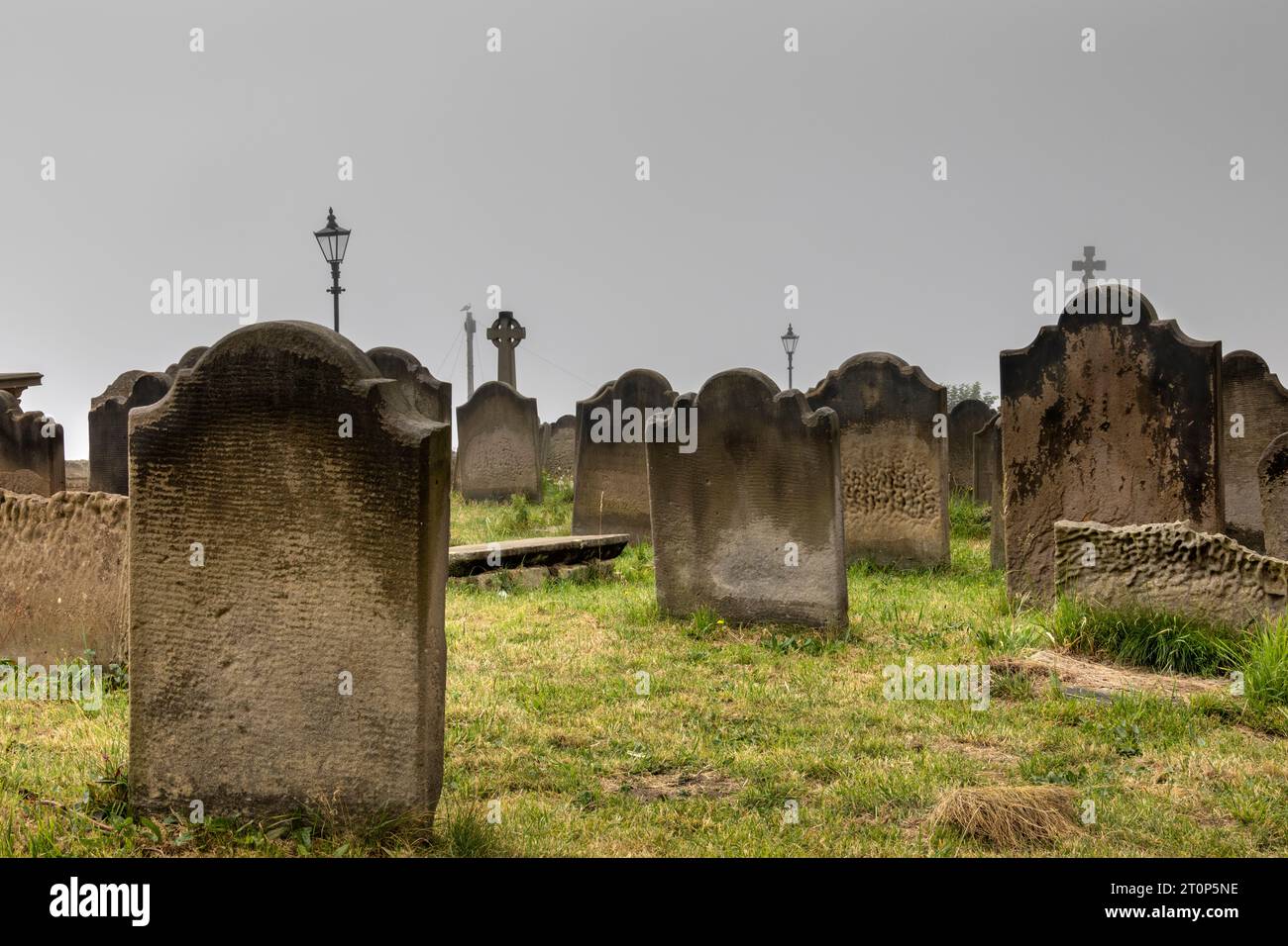 Cimetière de l'église Sainte-Marie. Church of Saint Mary est une église paroissiale anglicane desservant la ville de Whitby dans le North Yorkshire, en Angleterre. Banque D'Images