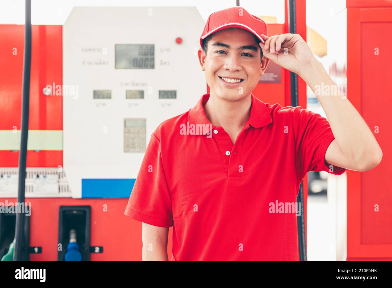 Portrait personnel de service de station d'essence travailleur masculin asiatique heureux souriant travail de service de remplissage d'essence de voiture. Banque D'Images