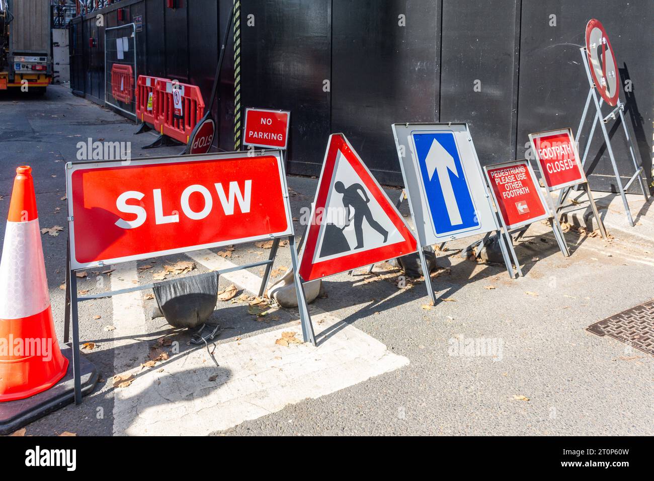 Panneaux de signalisation et cône sur le chantier de construction, Millbank, Cité de Westminster, Grand Londres, Angleterre, Royaume-Uni Banque D'Images
