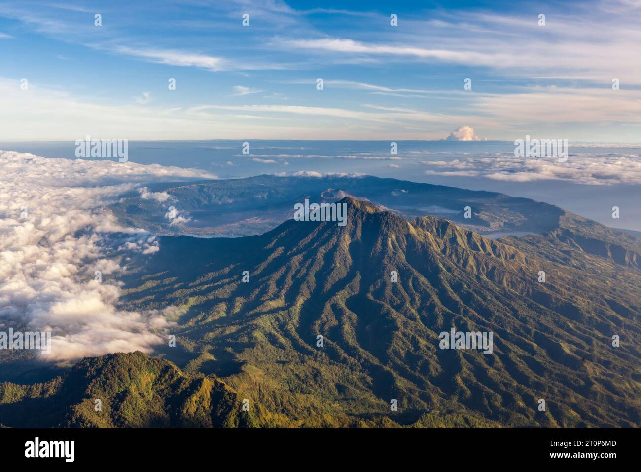 Vue aérienne de Caldera Batur depuis le sommet du volcan Agung sur l'île de Bali en Indonésie. Banque D'Images