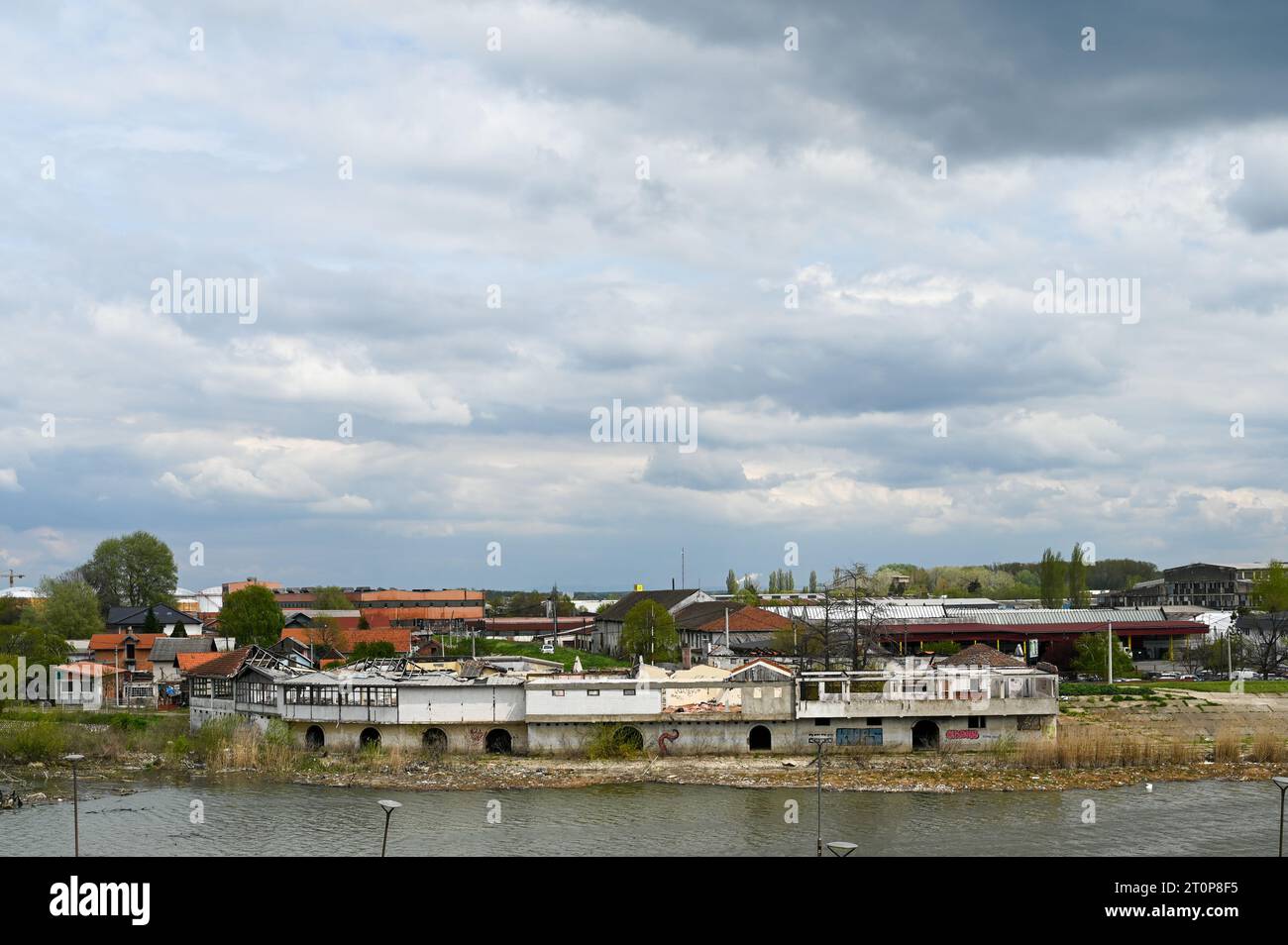 Smederevo, Serbie 19 avril 2023 : vue aérienne d'une zone industrielle sur les rives du Danube. Banque D'Images