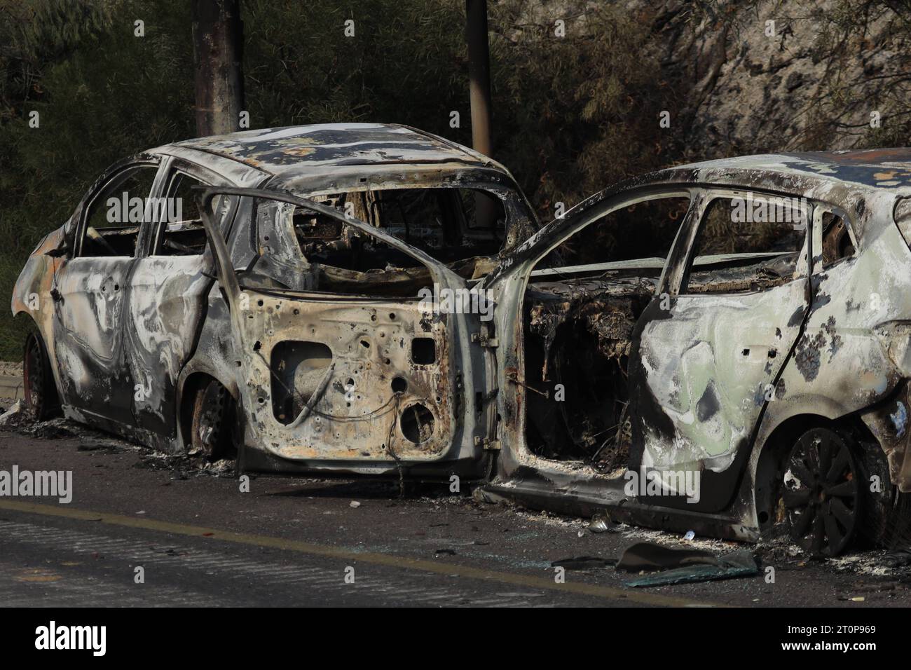 Le bilan israélien des combats en cours grimpe à 600 SDEROT, ISRAËL - OCTOBRE 08 : des véhicules naufragés sont vus après l'opération inondation Al-Aqsa lancée par les Brigades Izz ad-DIN al-Qassam, la branche armée du groupe de résistance palestinien Hamas, à Sderot, Israël le 08 octobre 2023. Photo de saeed qaq Copyright : xSAEEDxQAQx 5T9A0416 crédit : Imago/Alamy Live News Banque D'Images