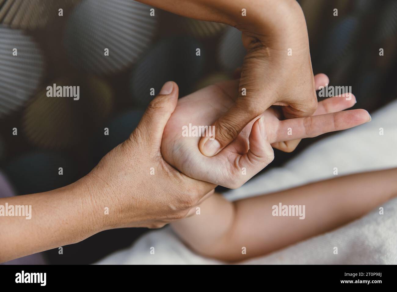 Procédé de massage des mains. Étirement et acupression du tendon de l'articulation du poignet pour la relaxation et la guérison dans le spa pour les soins de santé des femmes asiatiques Banque D'Images