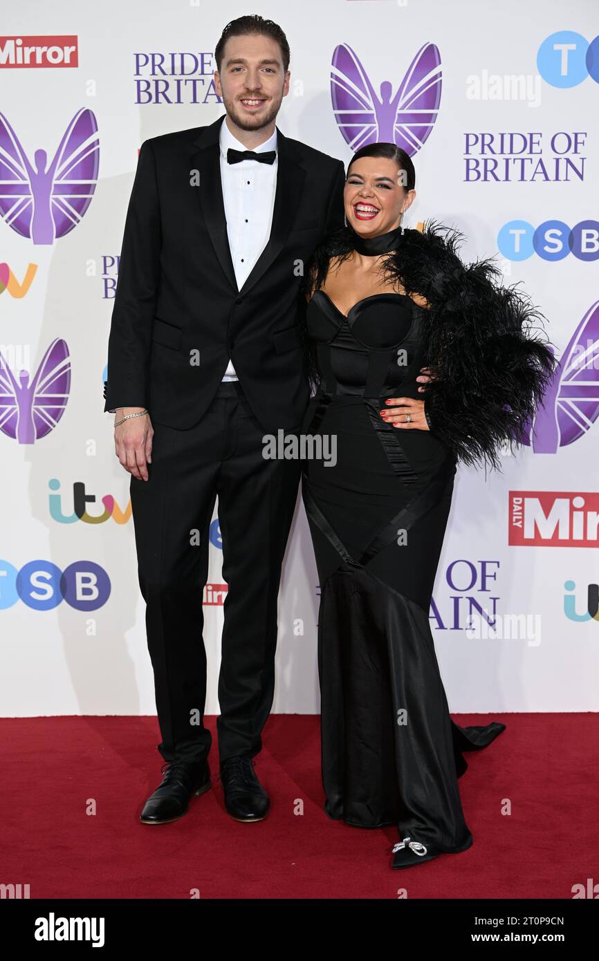 Mark Hoyle et Roxanne Hoyle arrivent pour les Pride of Britain Awards au Grosvenor House Hotel, Londres. Date de la photo : dimanche 8 octobre 2023. Banque D'Images