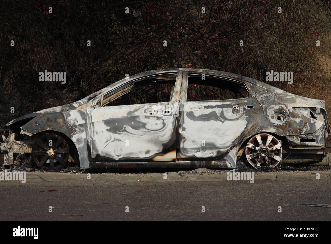 Le bilan israélien des combats en cours grimpe à 600 SDEROT, ISRAËL - OCTOBRE 08 : des véhicules naufragés sont vus après l'opération inondation Al-Aqsa lancée par les Brigades Izz ad-DIN al-Qassam, la branche armée du groupe de résistance palestinien Hamas, à Sderot, Israël le 08 octobre 2023. Photo de saeed qaq Copyright : xSAEEDxQAQx 5T9A0419 crédit : Imago/Alamy Live News Banque D'Images