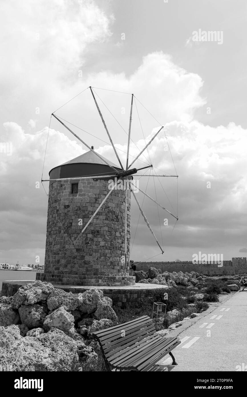 Gros plan d'un des trois moulins à vent de Mandraki situé sur le brise-vagues du port de Mandraki en noir et blanc Banque D'Images