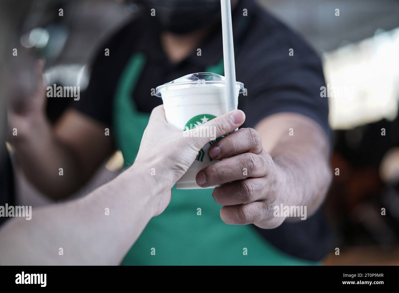 Les employés de Starbucks donnent des ordres au drive-in. frappuccino au lait. Banque D'Images