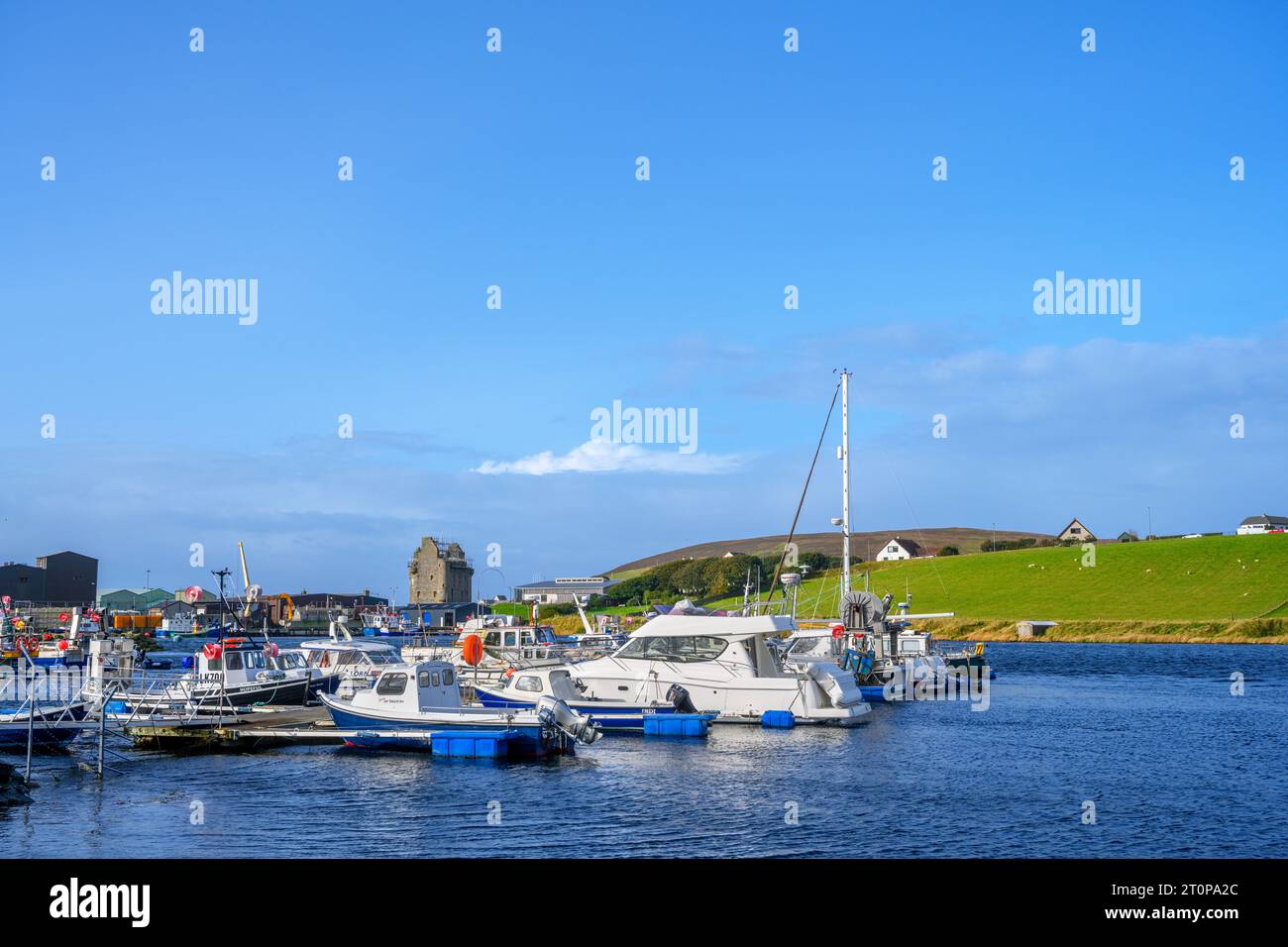 Château de Scalloway. Le château et le port à Scalloway, Mainland, Shetland, Ecosse, Royaume-Uni Banque D'Images