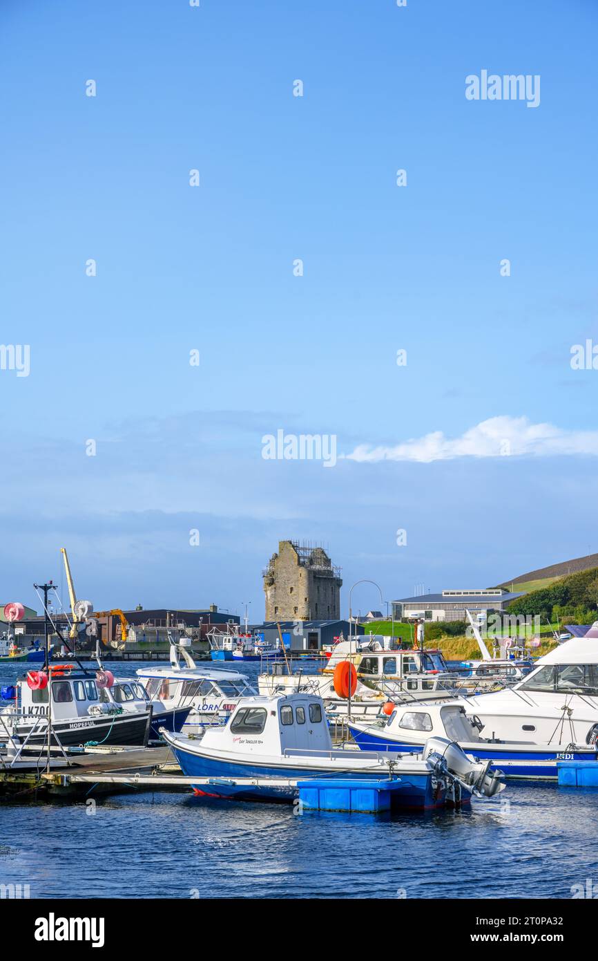 Château de Scalloway. Le château et le port à Scalloway, Mainland, Shetland, Ecosse, Royaume-Uni Banque D'Images