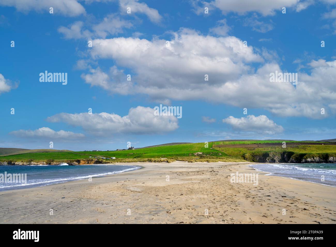 Le tombolo reliant l'île de St Ninians au continent, en regardant vers le continent, Shetland, Écosse, Royaume-Uni Banque D'Images